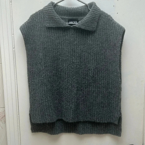 Pieces Hanni Spread-Collar Rib-Knit Poncho grey sweater vest - Picture 2 of 9